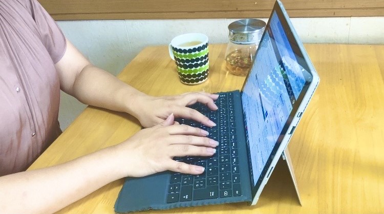 タブレットとキーボードで作業をする、ameale designの手元