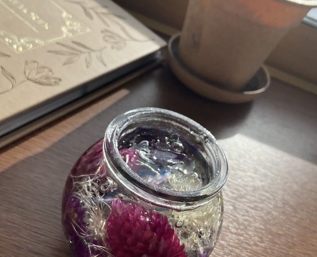 本のそばに置かれた、押し花のオブジェ